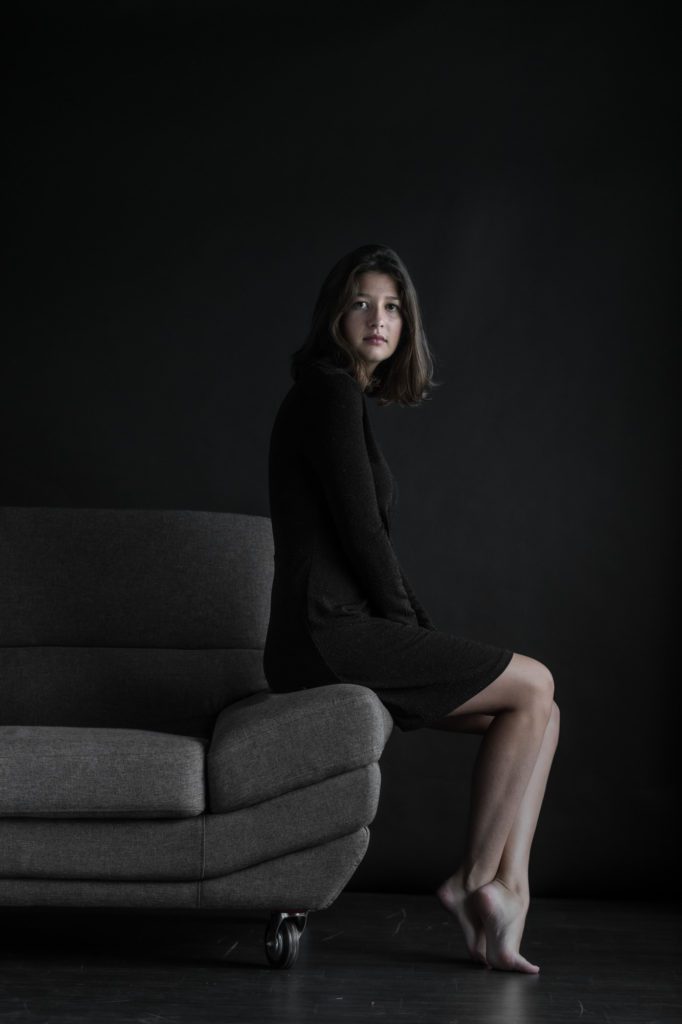 shooting photo d'une ado dans studio photo en noir et blanc sur Lyon