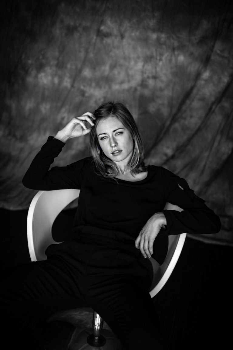 Poser naturellement devant l'objectif : posture détendue en studio à Lyon
