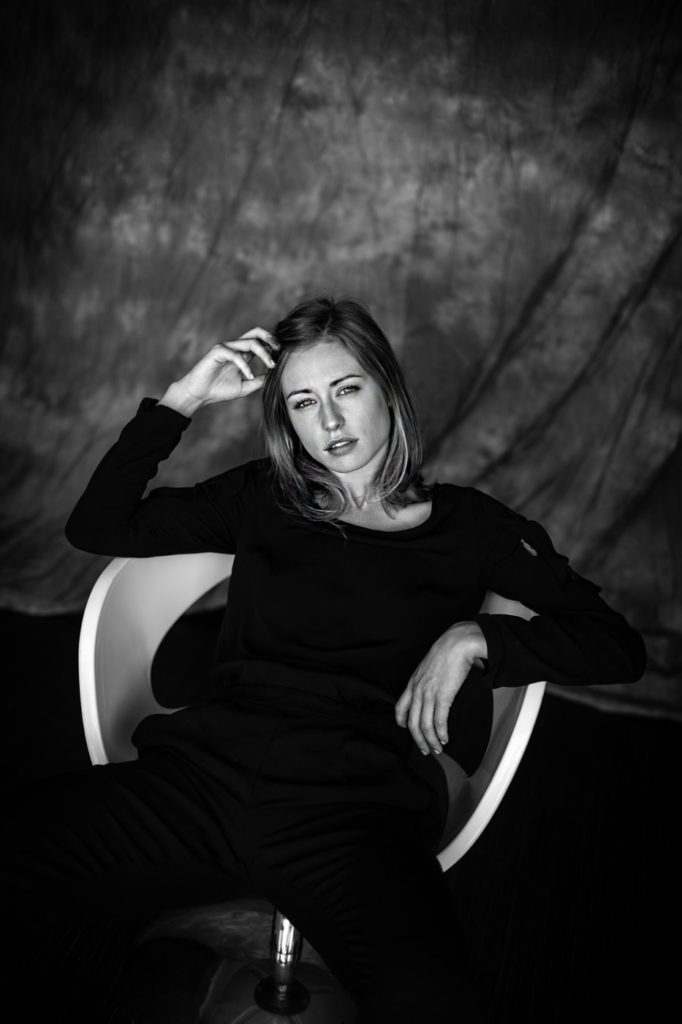 shooting photo d'une femme en studio sur noir et blanc à Lyon