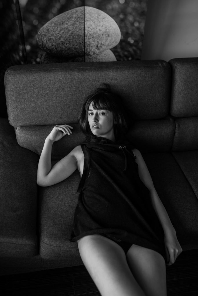 shooting photo noir et blanc style charme pour femme sur Lyon
