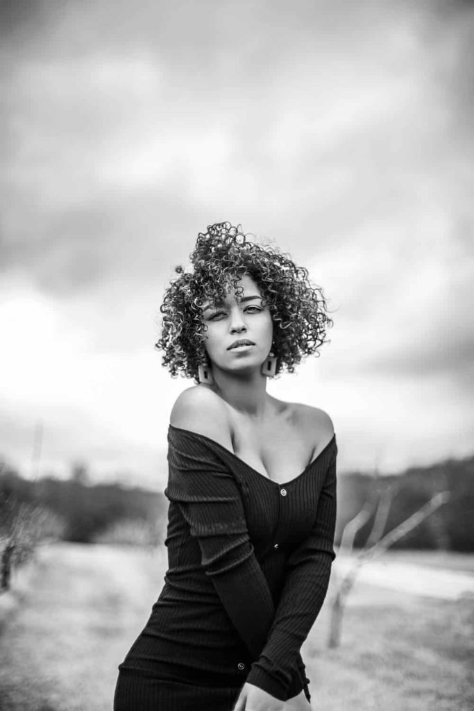 portrait pleins de charme d'une femme métisse en noir et blanc sur Lyon