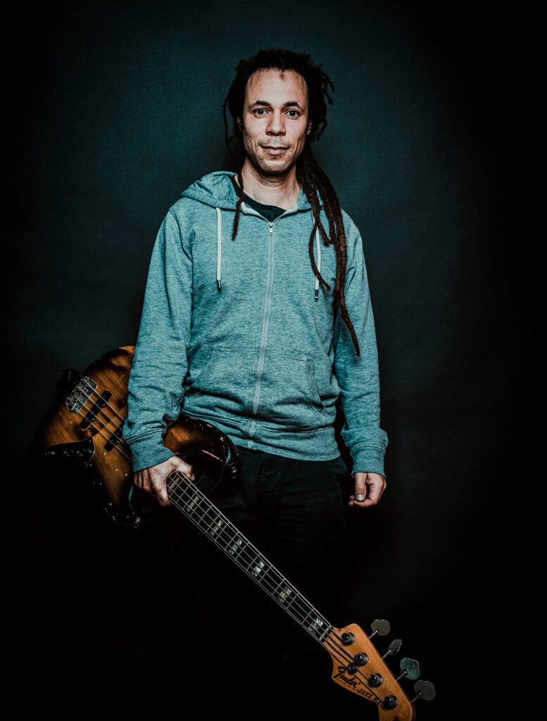 portrait bassiste en studio lyon
