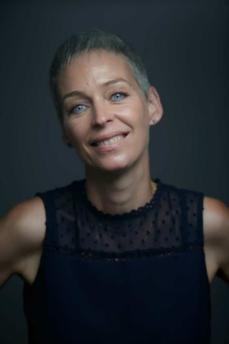 Portrait professionnel LinkedIn : femme souriante lors d'une séance photo à Lyon